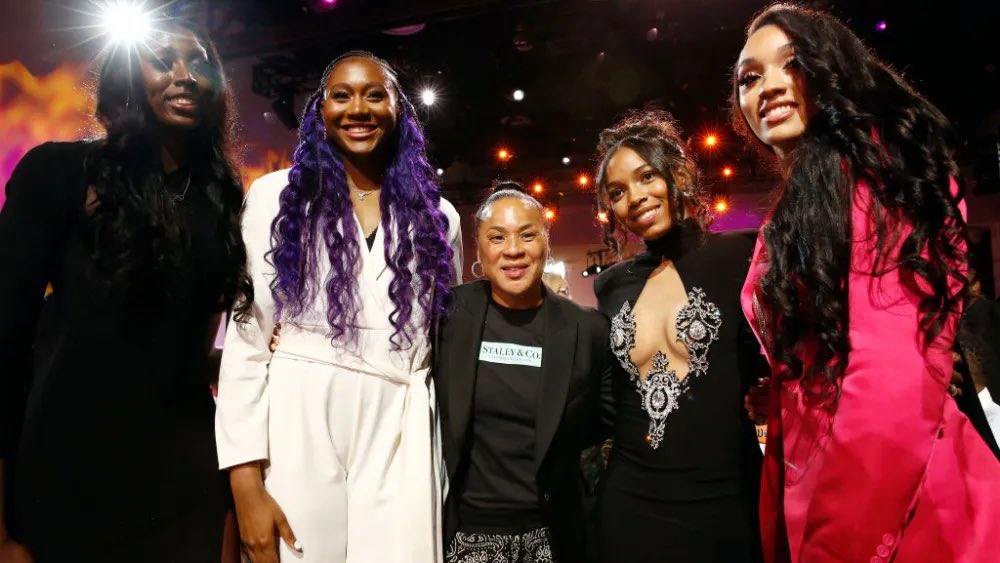 GamecocksPlsWin's tweet photo. The last 4 WNBA Drafts (2022-25) South Carolina has had 10 players drafted!

2022

Destanni Henderson

2023

Aliyah Boston
Zia Cooke 
Laeticia Amihere
Brea Beal
Victaria Saxton

2024

Kamilla Cardoso

2025

Te-Hina Paopao
Sania Feagin
Bree Hall

Most by any program over the years https://t.co/DXXvBLmCsE