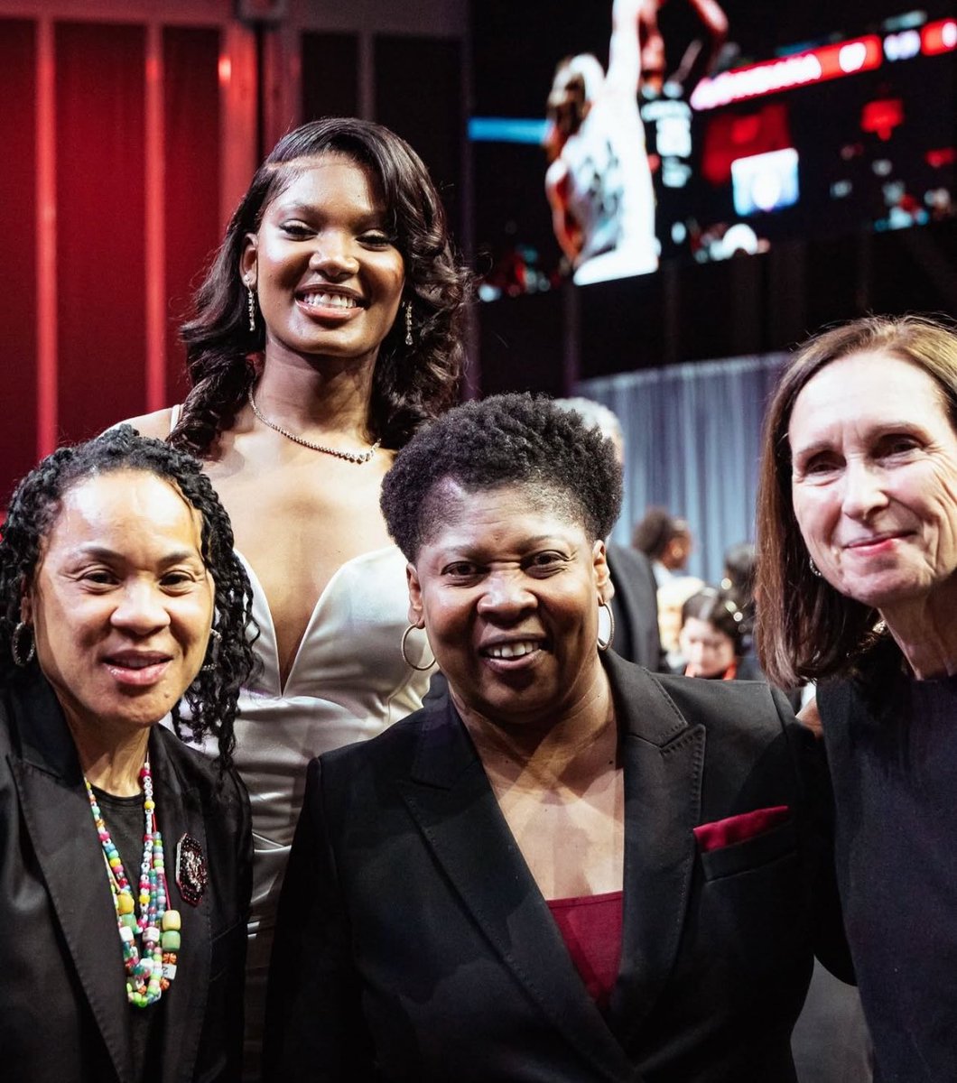GamecocksPlsWin's tweet photo. The last 4 WNBA Drafts (2022-25) South Carolina has had 10 players drafted!

2022

Destanni Henderson

2023

Aliyah Boston
Zia Cooke 
Laeticia Amihere
Brea Beal
Victaria Saxton

2024

Kamilla Cardoso

2025

Te-Hina Paopao
Sania Feagin
Bree Hall

Most by any program over the years https://t.co/DXXvBLmCsE