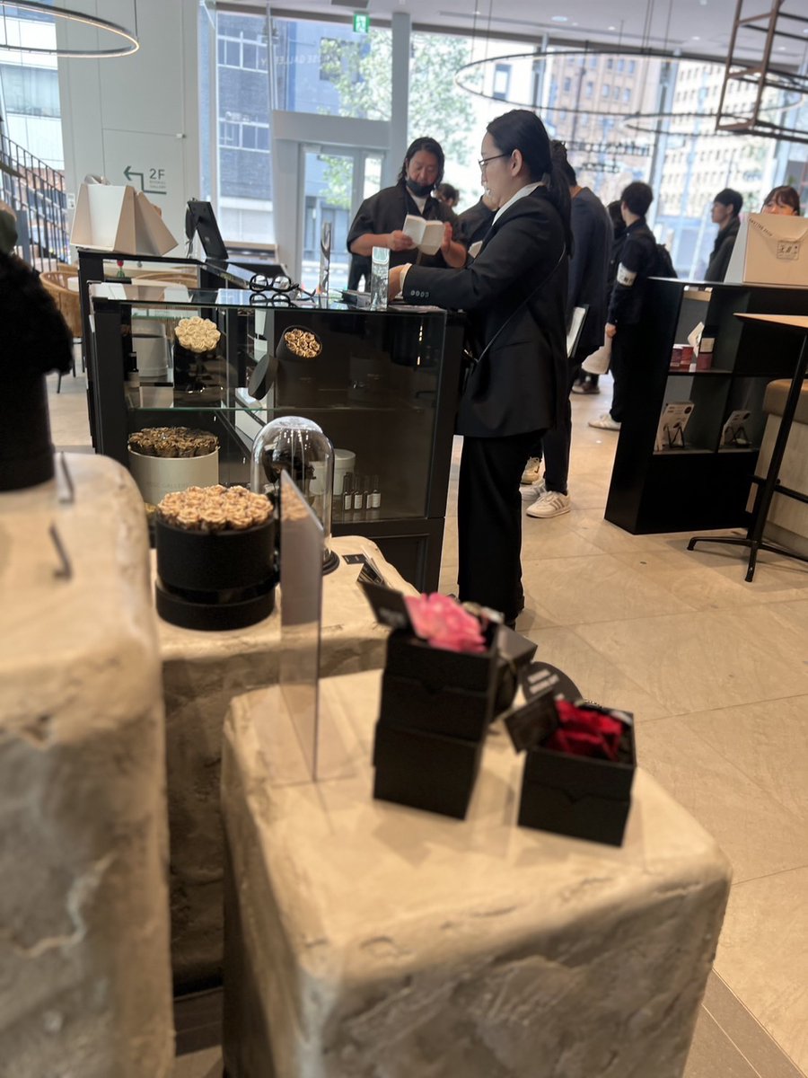 RosegalleryTR's tweet photo. 4/14（月） TBS系『ひるおび！』にて、
ROSE GALLERY虎ノ門ヒルズ店より
生中継が行われました

https://t.co/MNwh9cjW5D

#ひるおび https://t.co/EZ7wZV6nmO