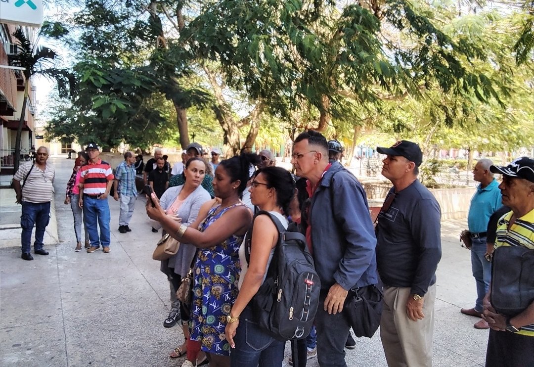 AvilaOnei's tweet photo. El Seminario Prov. del #RegistroPrevio del #CPV2025 👥🏠en #CiegodeAvila cierra la 1ra jornada con clase demostrativa📱, en una d las manzanas ➕ céntricas y complejas d la ciudad x la variedad en tipologías d inmuebles, preliminar a la evaluación final. @CubaONEI #LatirAvileño https://t.co/u7UyYnczCZ