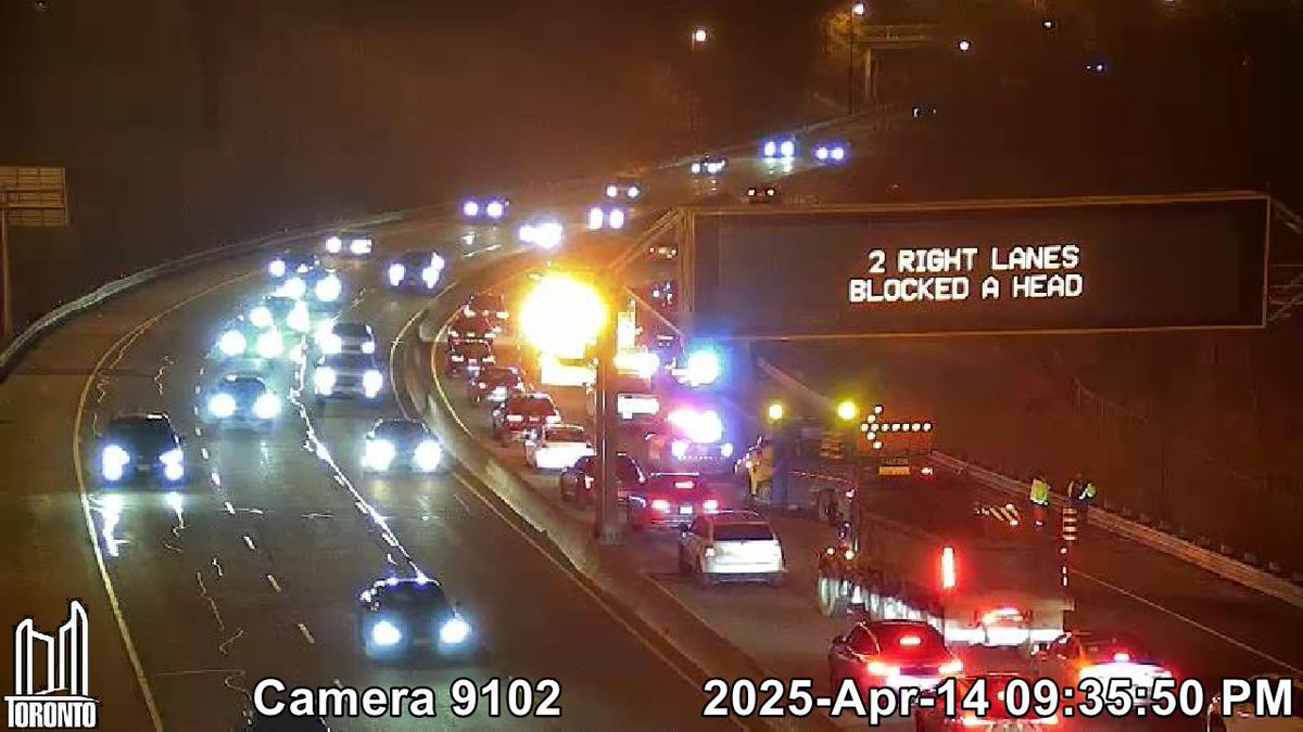 NewsRadioTO's tweet image. UPDATE: Vehicle fire clean-up on the #SBDVP south of Bayview/Bloor - the left lane has now re-opened.