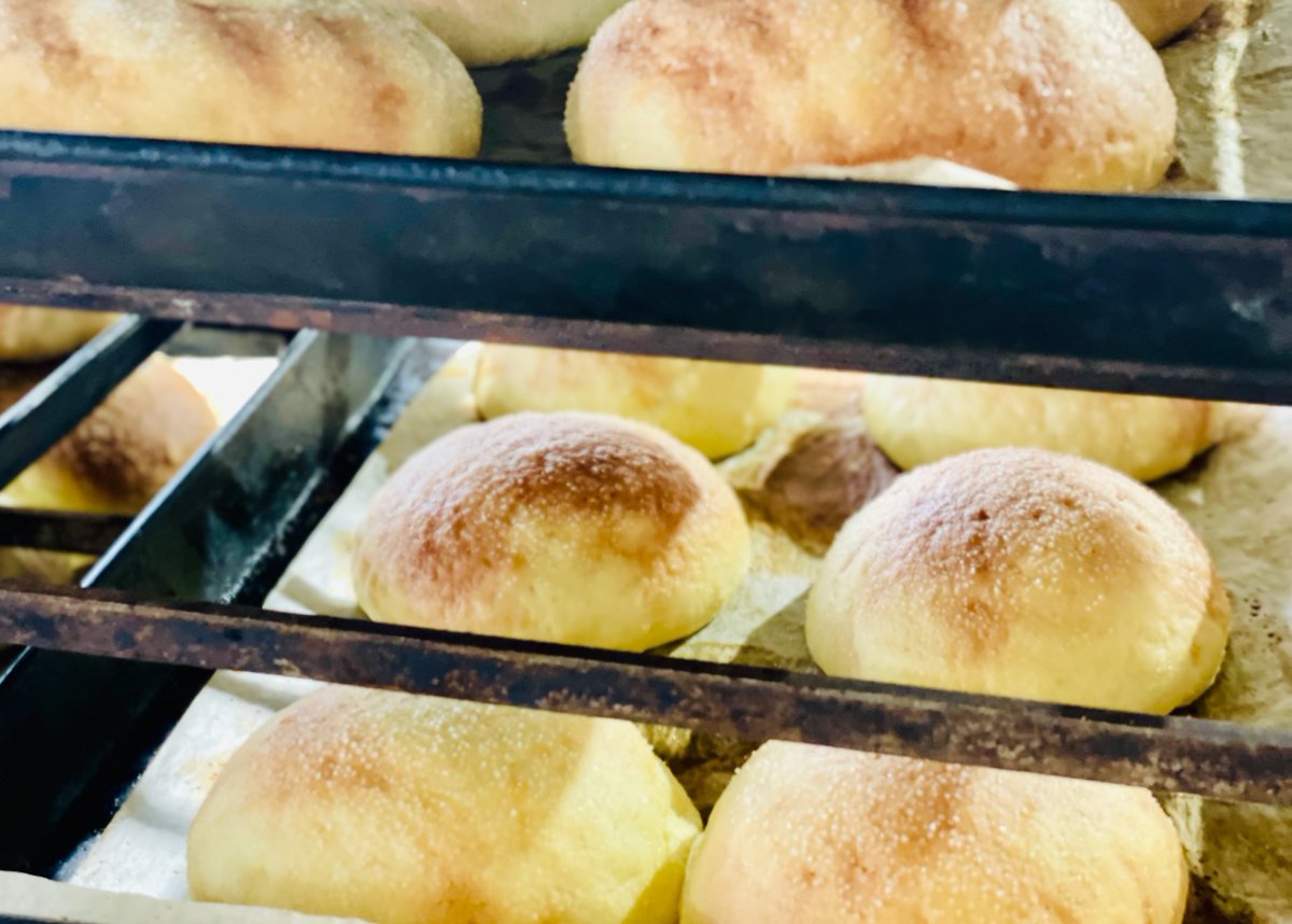 OKANOBREAD's tweet photo. 上の鉄板に載っているのが #スィートパン で下の鉄板に載っているのが #フルーツパン です。
スィートパンは中に白あんが、フルーツパンは中にドライフルーツ入りのバタークリームが���っています。
美味しいですよー。
#オカノパン
#因島
#福山
#ご当地パン https://t.co/8FnoMZVNmj
