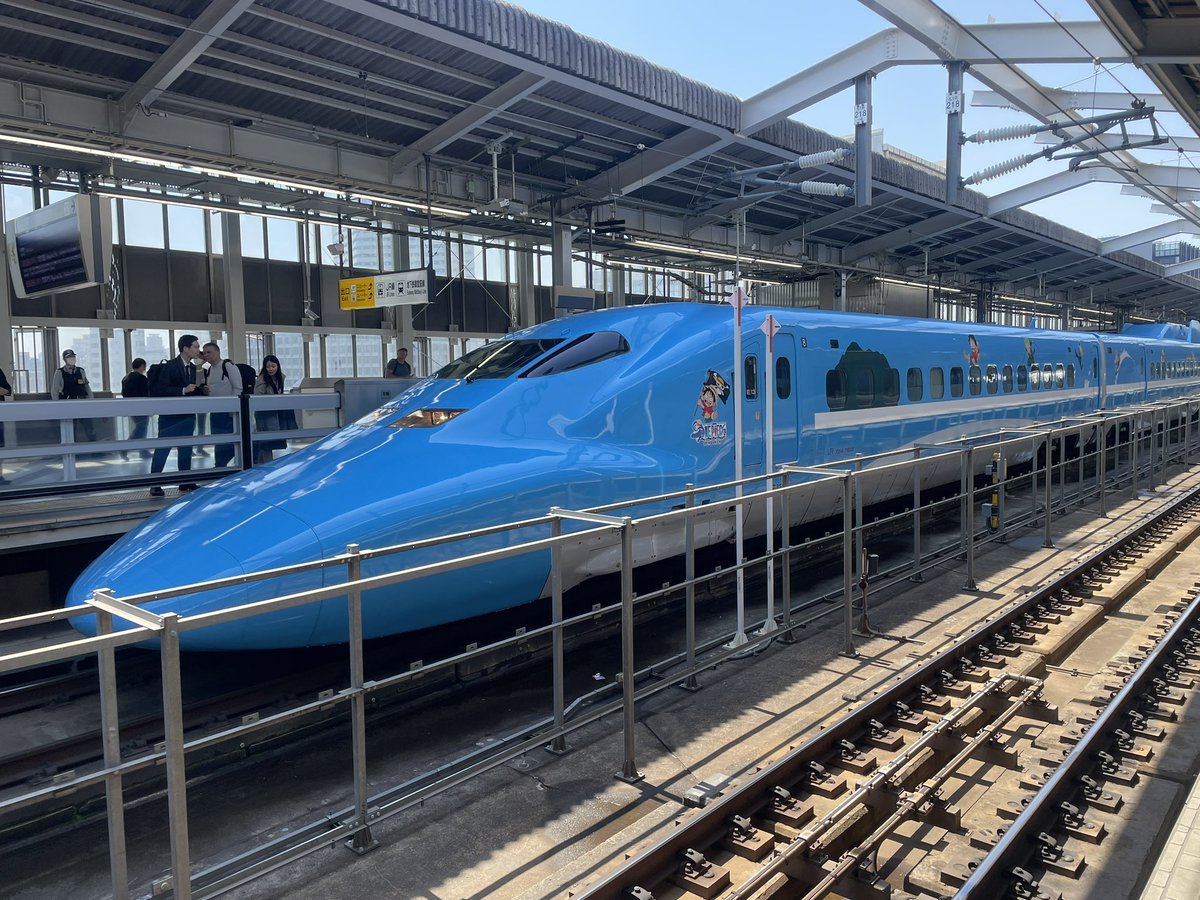 ubeko's tweet photo. EXPO 2025 大阪・関西万博 開幕初日に来場した帰りにワンピース新幹線に乗ってみた。

849A こだま849号 新大阪発 博多行き 700系 E13編成（ONE PIECE せとうちブルー号）

オリジナル車内チャイム、ルフィの声アナウンス、トイレ鏡の仕掛けなど、実際に乗車しなければ細かい仕掛けが判らない。 https://t.co/OyJM733NIA