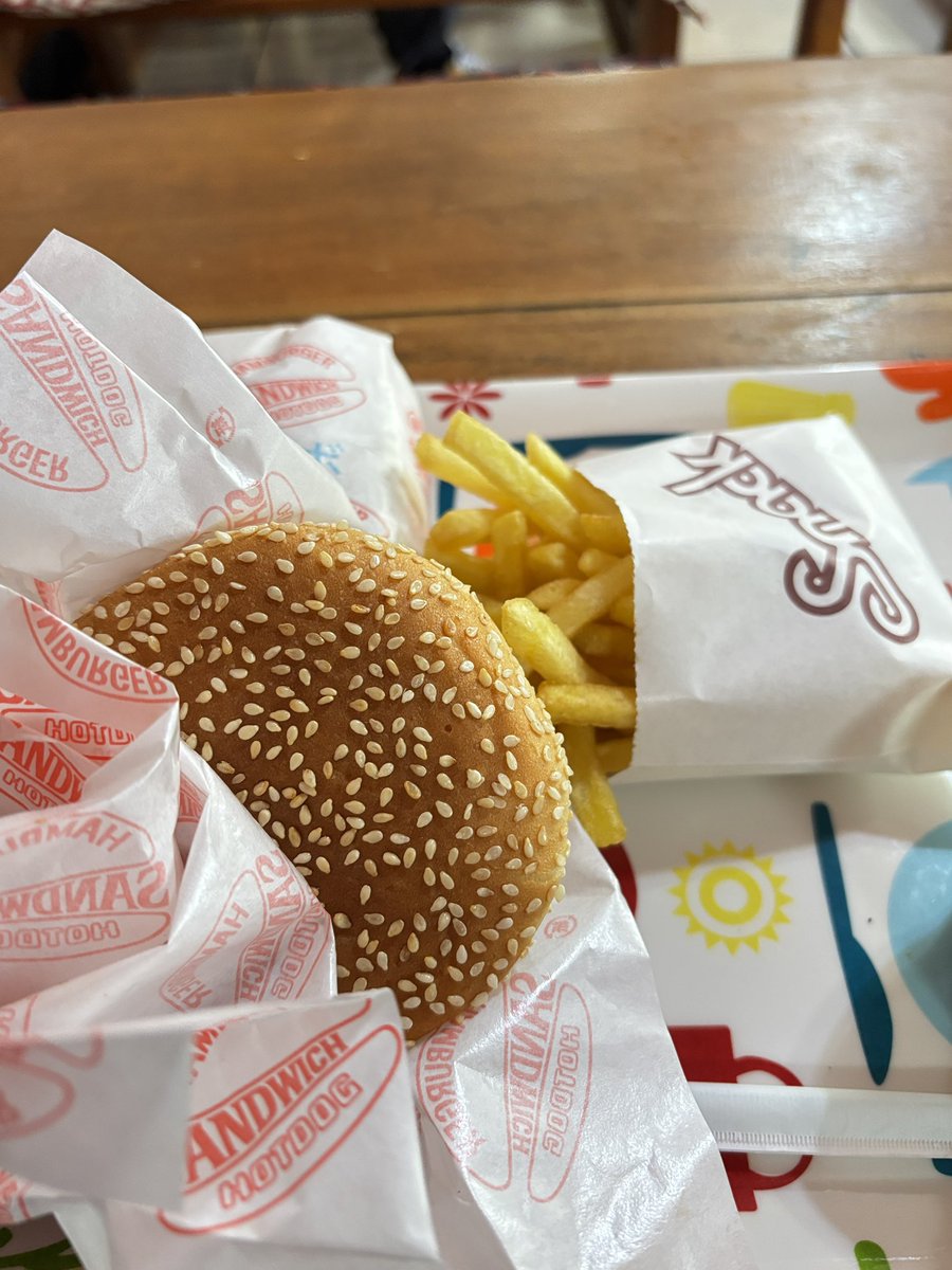 RICKYUSAMI's tweet photo. 岐阜県関市
「ウエスタンバーガー🍔」

国道156号線沿いにあるクラシックなバーガーショップ。
注文してから作るので熱々が楽しめて嬉しいお値段。
シンプルながらしっかり美味さも感じ懐かしいお味。

#岐阜 #ハンバーガー https://t.co/HMDuCkgyyn