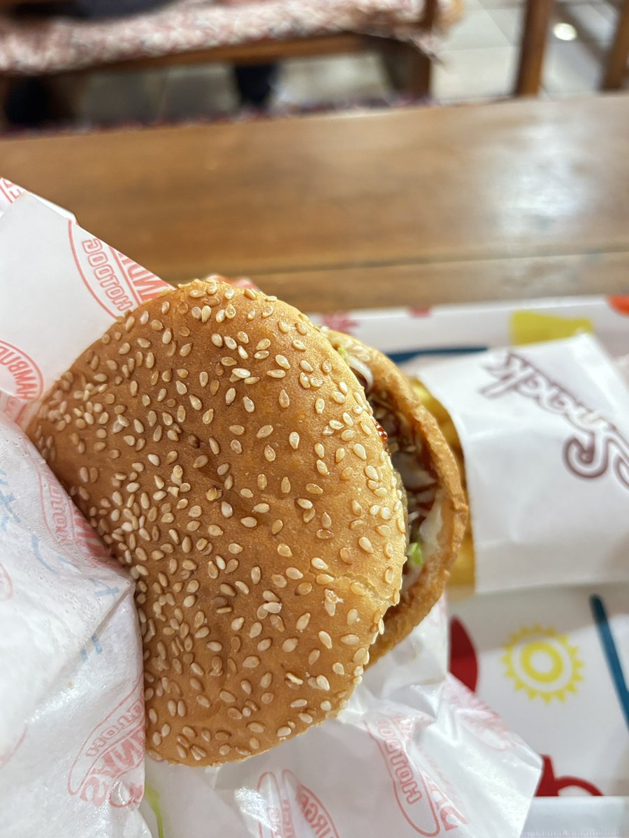 RICKYUSAMI's tweet photo. 岐阜県関市
「ウエスタンバーガー🍔」

国道156号線沿いにあるクラシックなバーガーショップ。
注文してから作るので熱々が楽しめて嬉しいお値段。
シンプルながらしっかり美味さも感じ懐かしいお味。

#岐阜 #ハンバーガー https://t.co/HMDuCkgyyn