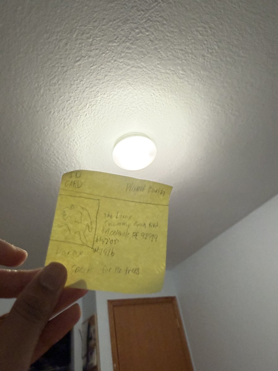 NR512550apes's tweet photo. This is the main light in my room, a lot of the energy it uses is lost as heat and not released as light energy.  I always make sure to turn off the light whenever I am not home to save energy and to increase the longevity of my bulb. #apesenergy @franklinlorax https://t.co/rHLxups9qb