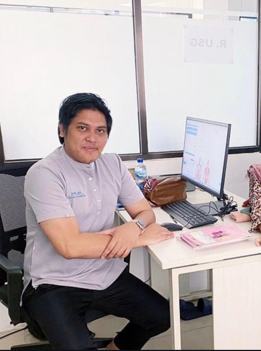 Ini dia SPOG yang ngelakuin pelecehan seksual ..
Udh pny istri.. pny anak 2 lho pak dokter.. anakny cewek dan cowok.. kasian istrinya.. 😔