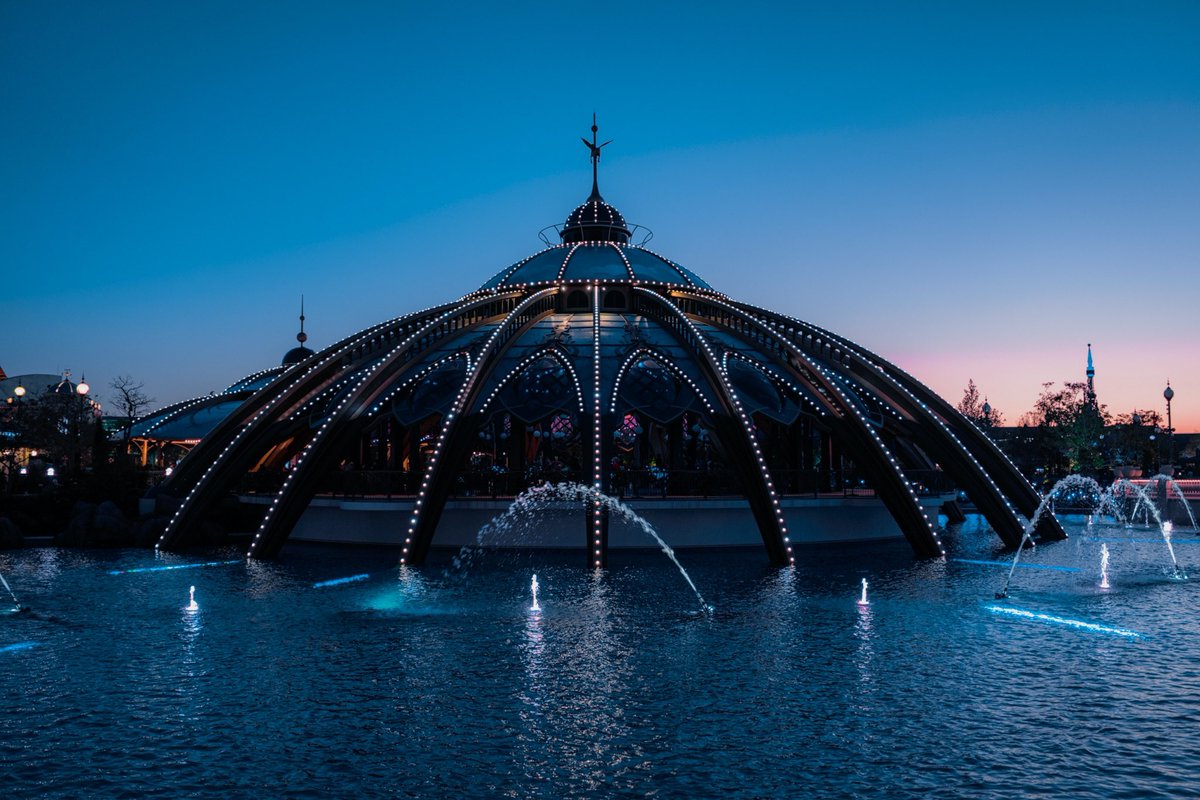 OrlandoInformer's tweet photo. A round of applause for the evening ambience of Epic Universe 👏 https://t.co/ZF05DvGaeA