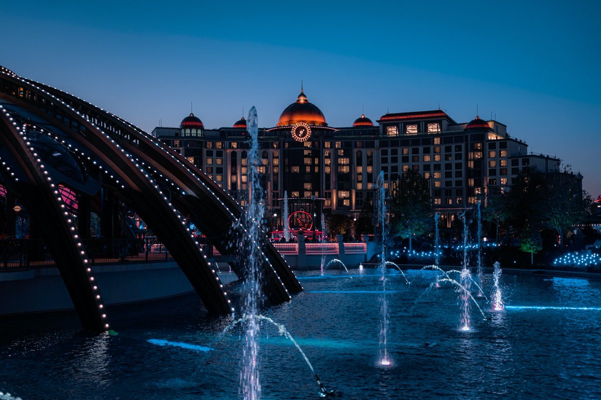 OrlandoInformer's tweet photo. A round of applause for the evening ambience of Epic Universe 👏 https://t.co/ZF05DvGaeA