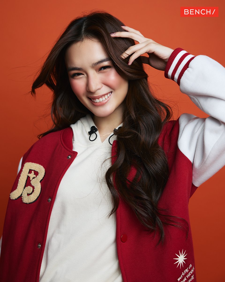 benchtm's tweet photo. @francinecarreld’s got that heart-stealer energy in this red-hot bomber! ❤️ Preppy meets power dressing, and we’re obsessed. Say hello to your next closet crush—cop this look ASAP!

Hoodie (YOU0273) P759
Jacket (YWT0007) P1899
Shorts (YSJ0044) P599.75 https://t.co/ybcbwumN4c