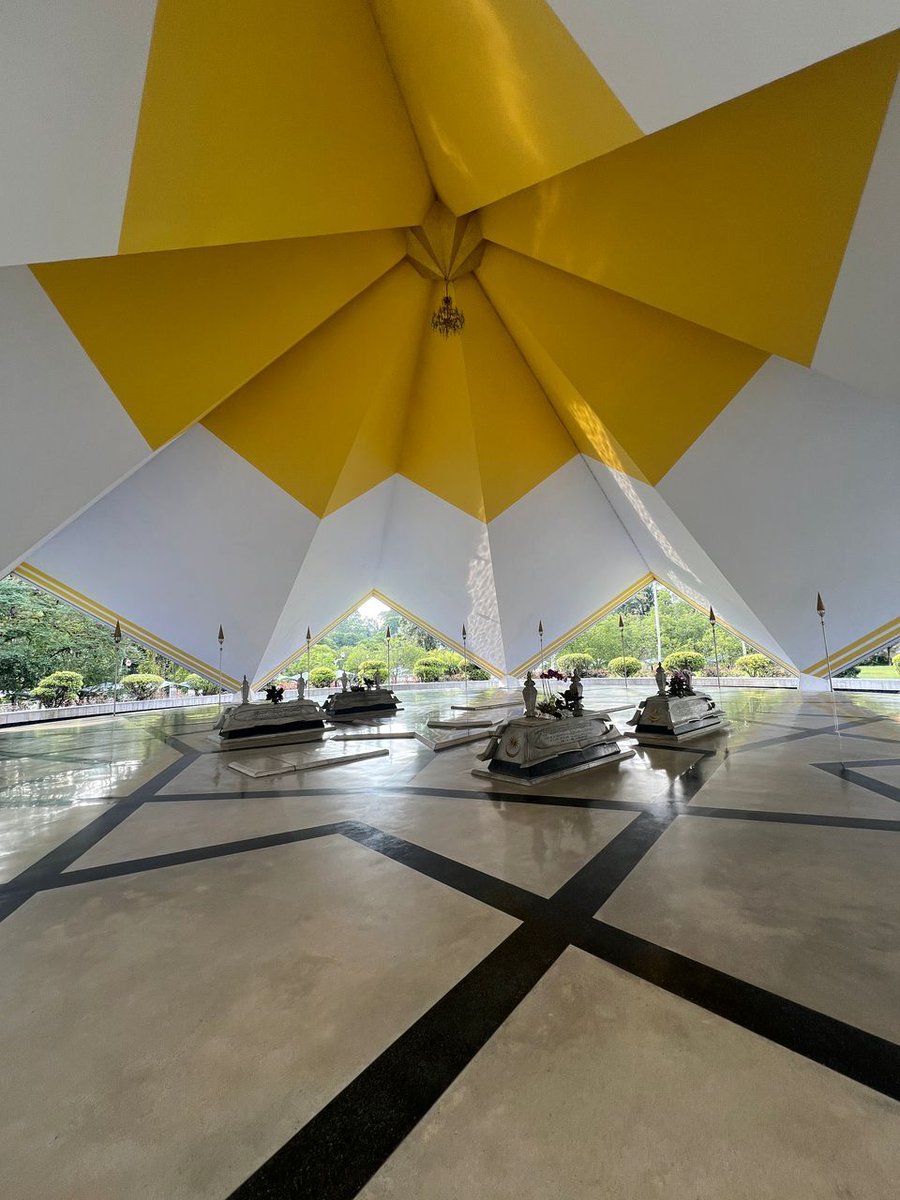 ohmymediacc's tweet photo. Allahyarham Pak Lah menjadi pemimpin Malaysia kelima yang akan disemadikan di bawah kubah Makam Pahlawan, Masjid Negara.

Turut disemadikan di situ ialah Tun Dr Ismail, Tun Razak, Tun Hussein, dan Tun Ghafar Baba.

Kubah tersebut mempunyai tujuh ruang.

Sumber: X amerhadiazmi
Foto: izham17