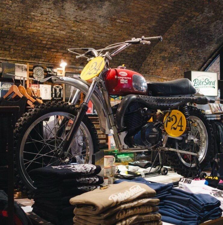 Silodrome's tweet photo. This is a 1973 Husqvarna CR400 that remains in original, unrestored condition. Many of these bikes didn’t survive the 70s, and those that did often end up getting restored to better-than-new condition. 

https://t.co/udVVYzOpjG https://t.co/tev8kA97PS