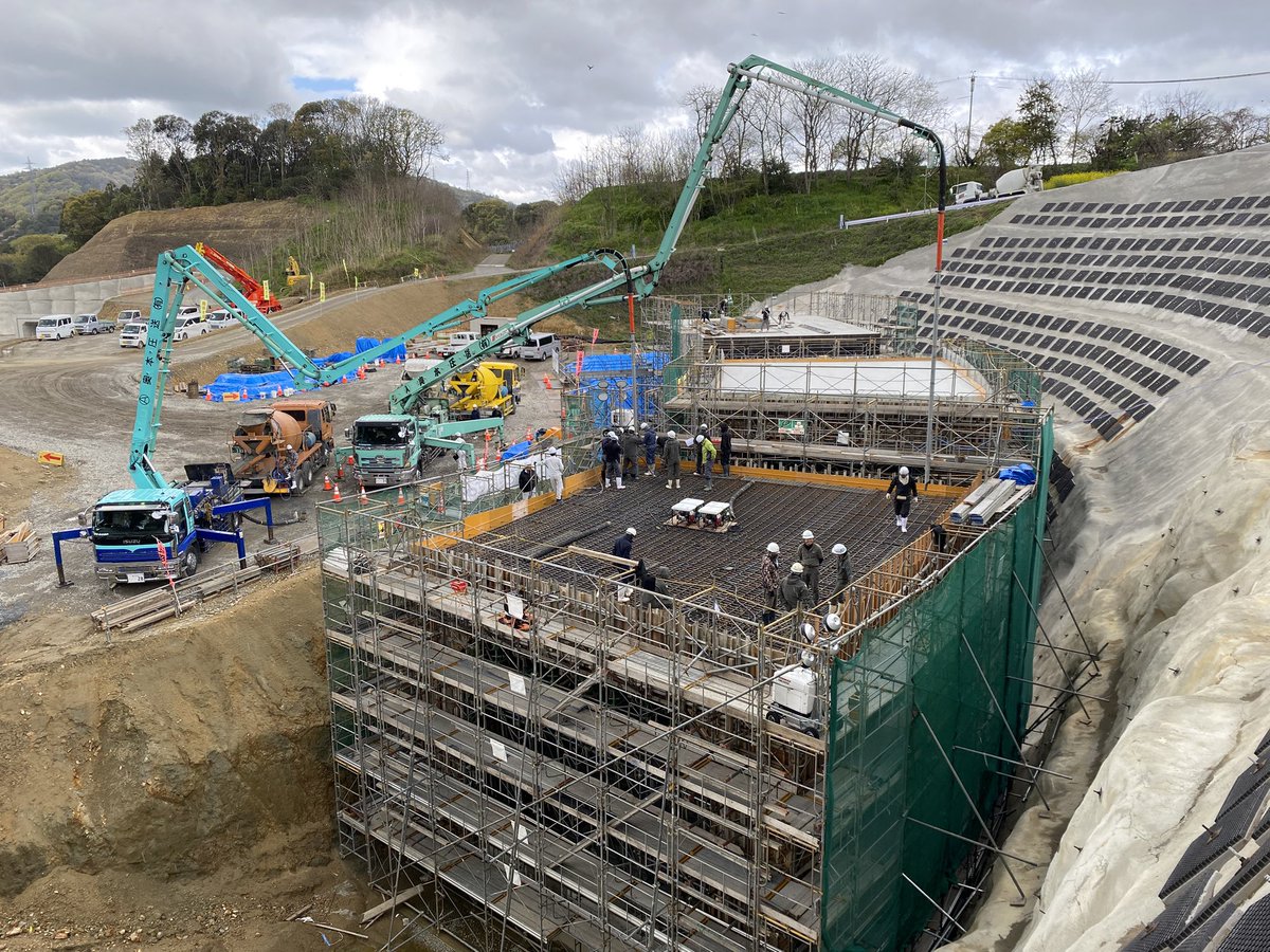 本日は3基目のコンクリート打設です。
前回と同じく102台分の生コンクリートを打設します。

本日もご安全に🦺⛑️