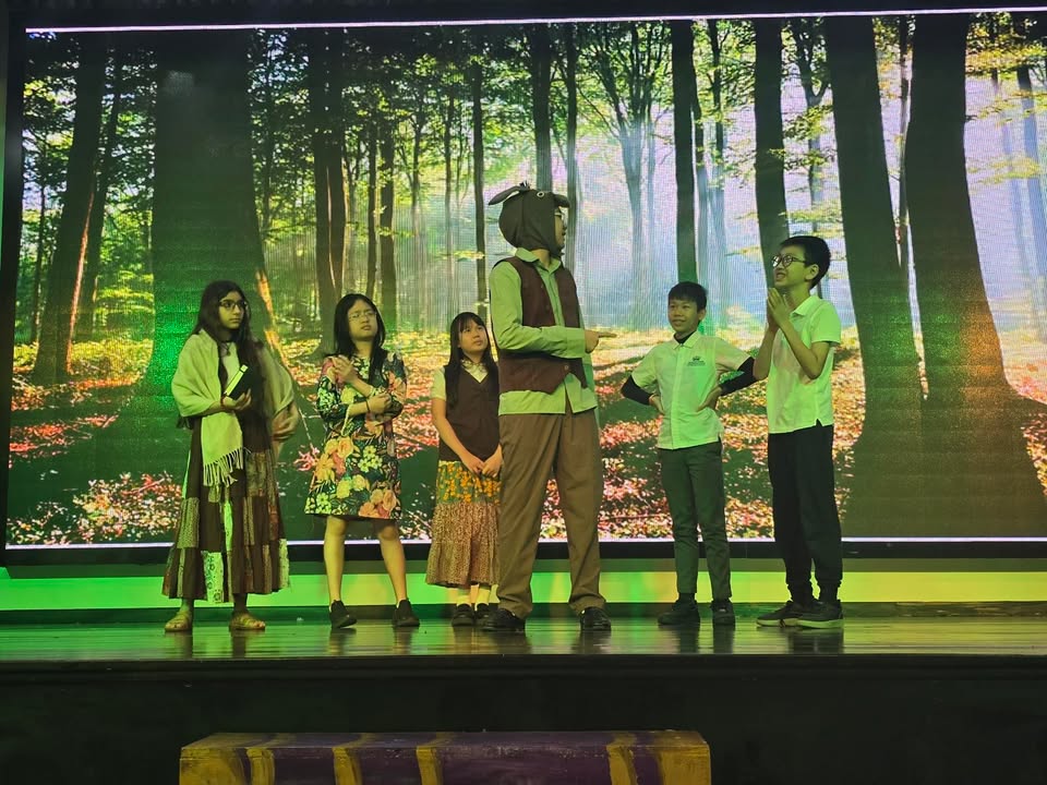 BVISHanoi's tweet image. 🌟 Get ready for an unforgettable evening!
🪄 A Midsummer Night’s Dream takes the stage at BVIS Hanoi — a magical mix of laughter, talent & theatre.
🎭 Tomorrow | 5:30 PM | Free Entry
📍 Secondary Auditorium
#BVISLiveTheatre #MagicAndMischief