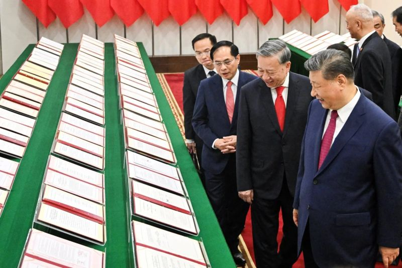 johnleJLB's tweet photo. Trump had these comments about the China-Vietnam meeting:

"I don't blame China. I don't blame Vietnam. I don't. I see they're meeting today. Is that wonderful? That's a lovely meeting... like trying to figure out, how do we screw the United States of America?"

#VietNam #China https://t.co/MLx6HQMckA