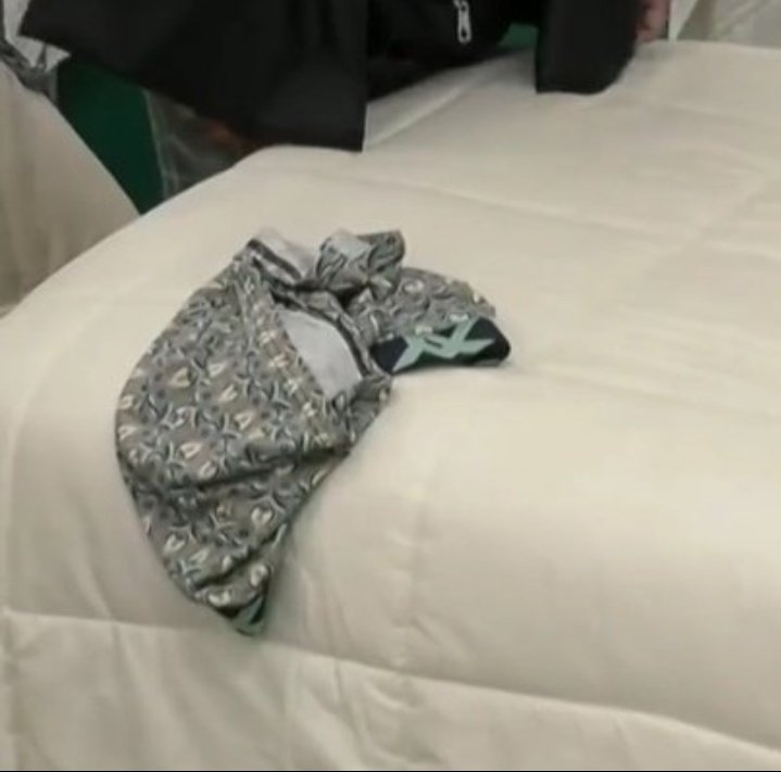 SIII QUE ASCO LA BOMBACHA SUCIA, ASI COMO QUE ASCO EL CALZON SUCIO QUE DEJÓ SANTIAGO EN LA CAMA DE LA TANA

#GranHermano