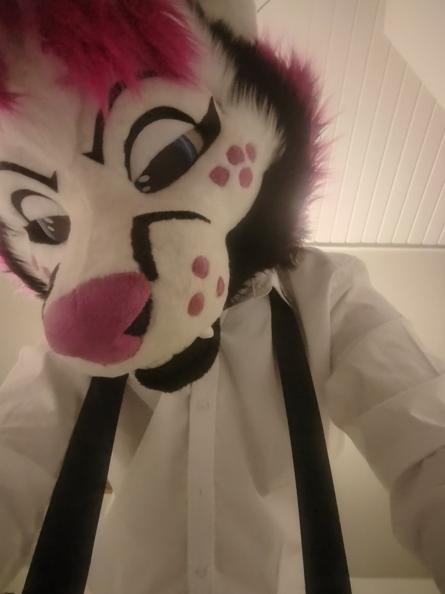 Let me break down those walls you make, and see your beautiful imperfections.

#fursuit #FursuitEveryday #furry