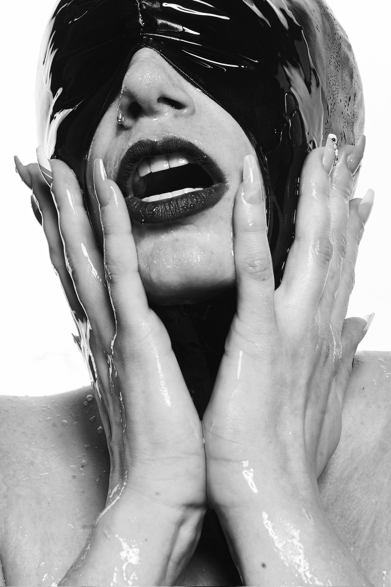 ModelingScarlet's tweet photo. Drenched https://t.co/TdEQgUtjxV