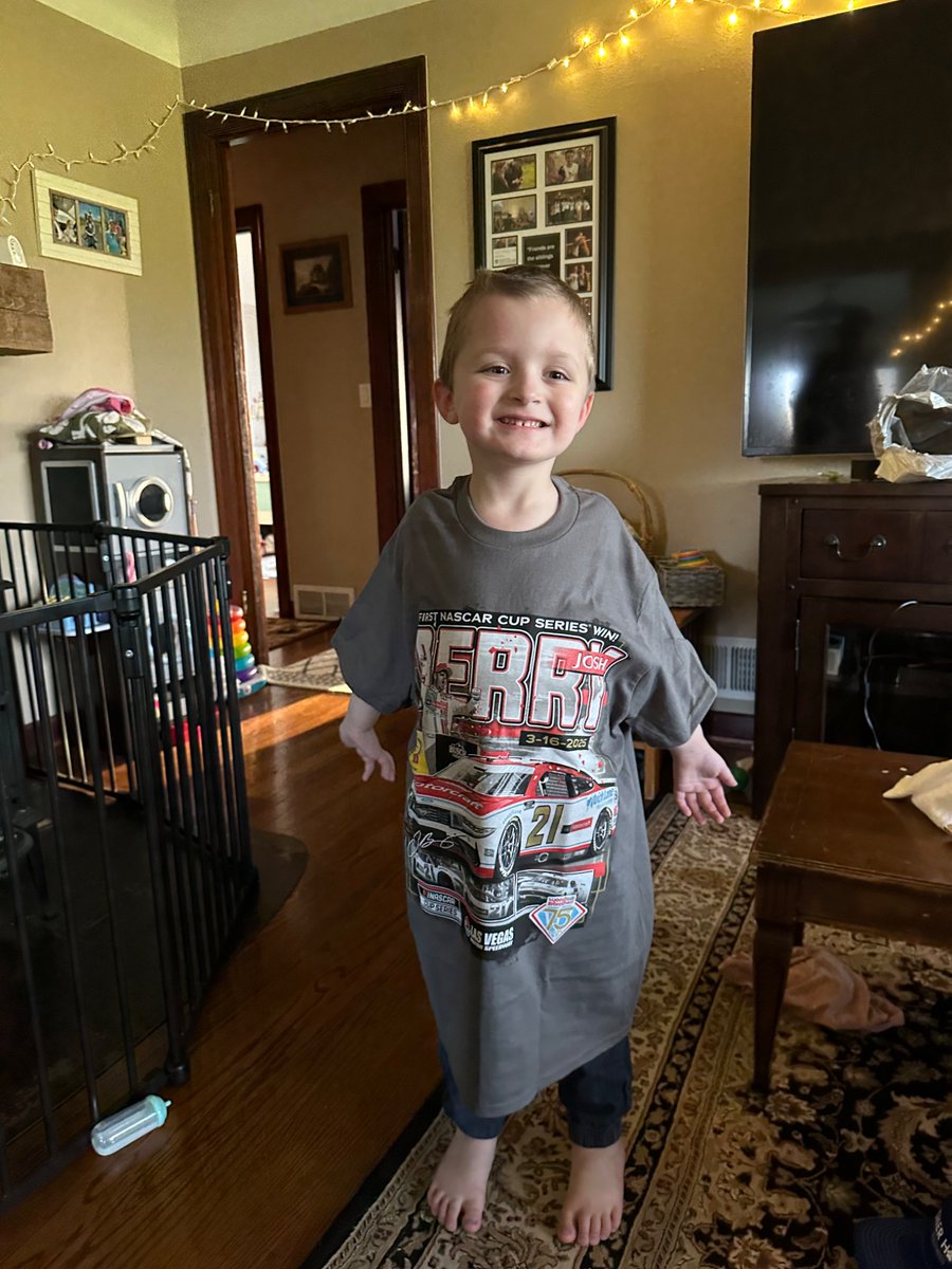 thelilacturtle's tweet photo. @joshberry your biggest 4 year old fan! Proudly showing off your first win. He loves to watch the Vegas race over and over and tell everyone about his “Josh Berry car!”
@woodbrothers21 https://t.co/Y2ZEa0oIdN