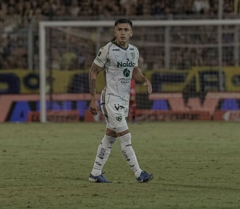 Otra vez Elián Giménez una de las figuras del partido. Se come el mediocampo, gana casi todos los duelos y es criterioso con los pases. El 5 del River Camp.