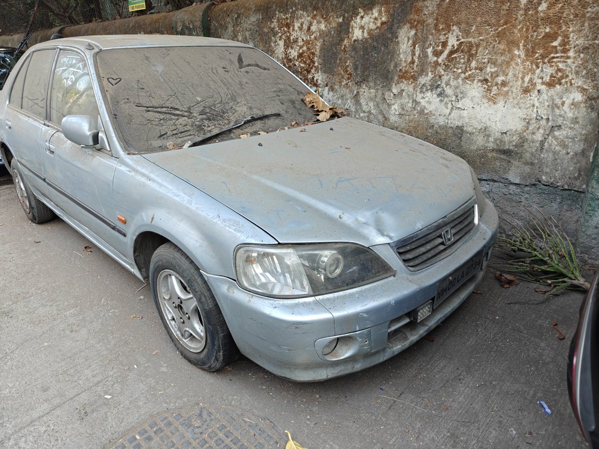 CommunityBandra's tweet photo. @MTPHereToHelp @MumbaiPolice These cars have been parked for over a month on Waroda Road, Bandra West. They seem abandoned. Requesting you to tow and fine them as BMC cannot sweep the road because of this. #WarodaRoad #Bandra #IllegalParking @mybmc @mybmcWardHW https://t.co/ZtN5MSLgzF