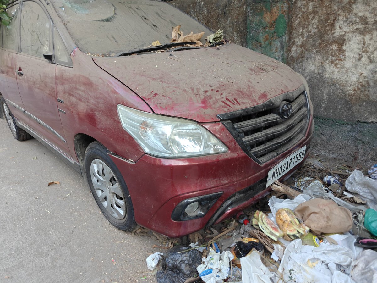 CommunityBandra's tweet photo. @MTPHereToHelp @MumbaiPolice These cars have been parked for over a month on Waroda Road, Bandra West. They seem abandoned. Requesting you to tow and fine them as BMC cannot sweep the road because of this. #WarodaRoad #Bandra #IllegalParking @mybmc @mybmcWardHW https://t.co/ZtN5MSLgzF