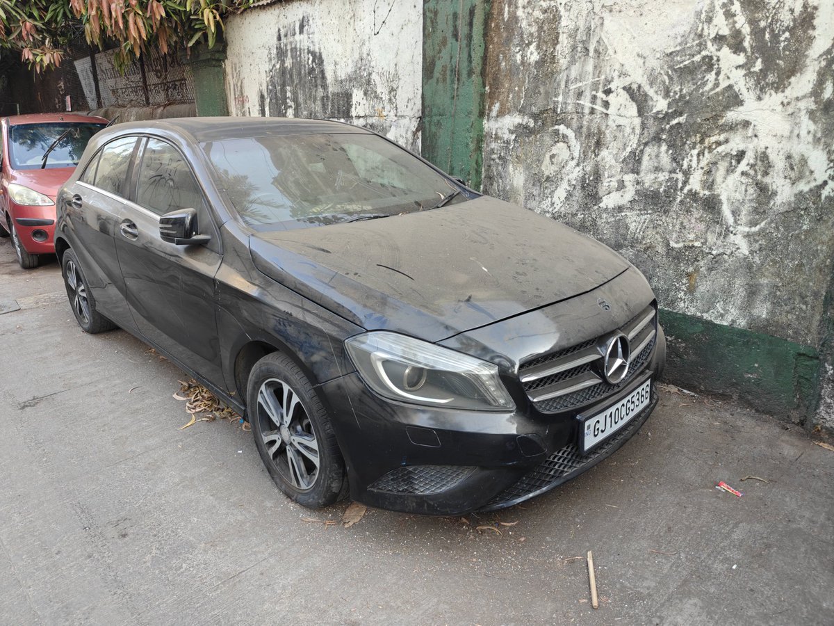 CommunityBandra's tweet photo. @MTPHereToHelp @MumbaiPolice These cars have been parked for over a month on Waroda Road, Bandra West. They seem abandoned. Requesting you to tow and fine them as BMC cannot sweep the road because of this. #WarodaRoad #Bandra #IllegalParking @mybmc @mybmcWardHW https://t.co/ZtN5MSLgzF