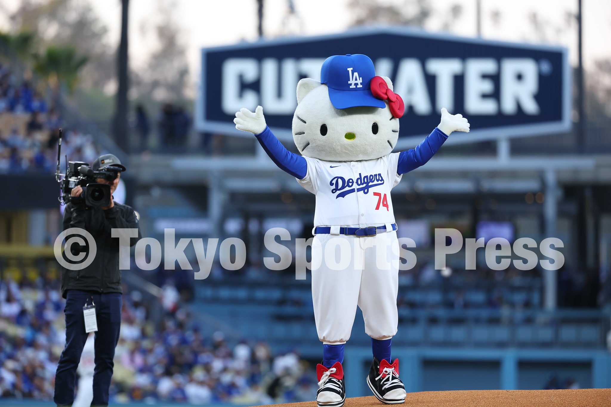ハローキティ ドジャース 8月19日ドジャースタジアム配布 - メルカリ