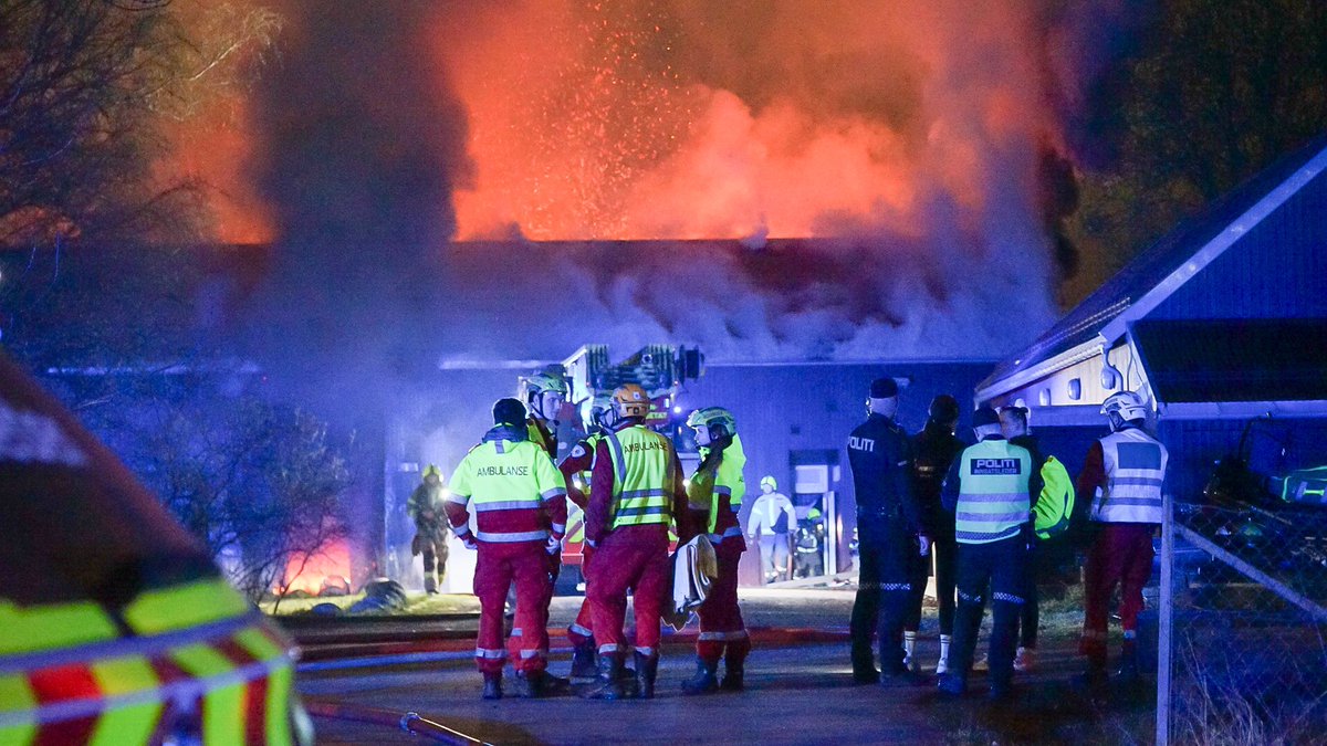 PSPresse's tweet photo. #Oslo Mann i 30 - årene pågriper etter brann på Alfaset

Brannvesenet jobber fortsatt på stedet med slukking. Bygget anses som tapt, melder politiet.

Det er 10 boenheter i aktuelt bygg. OUS har en CBRNE enhet på stedet. https://t.co/sAEA8iU7ry