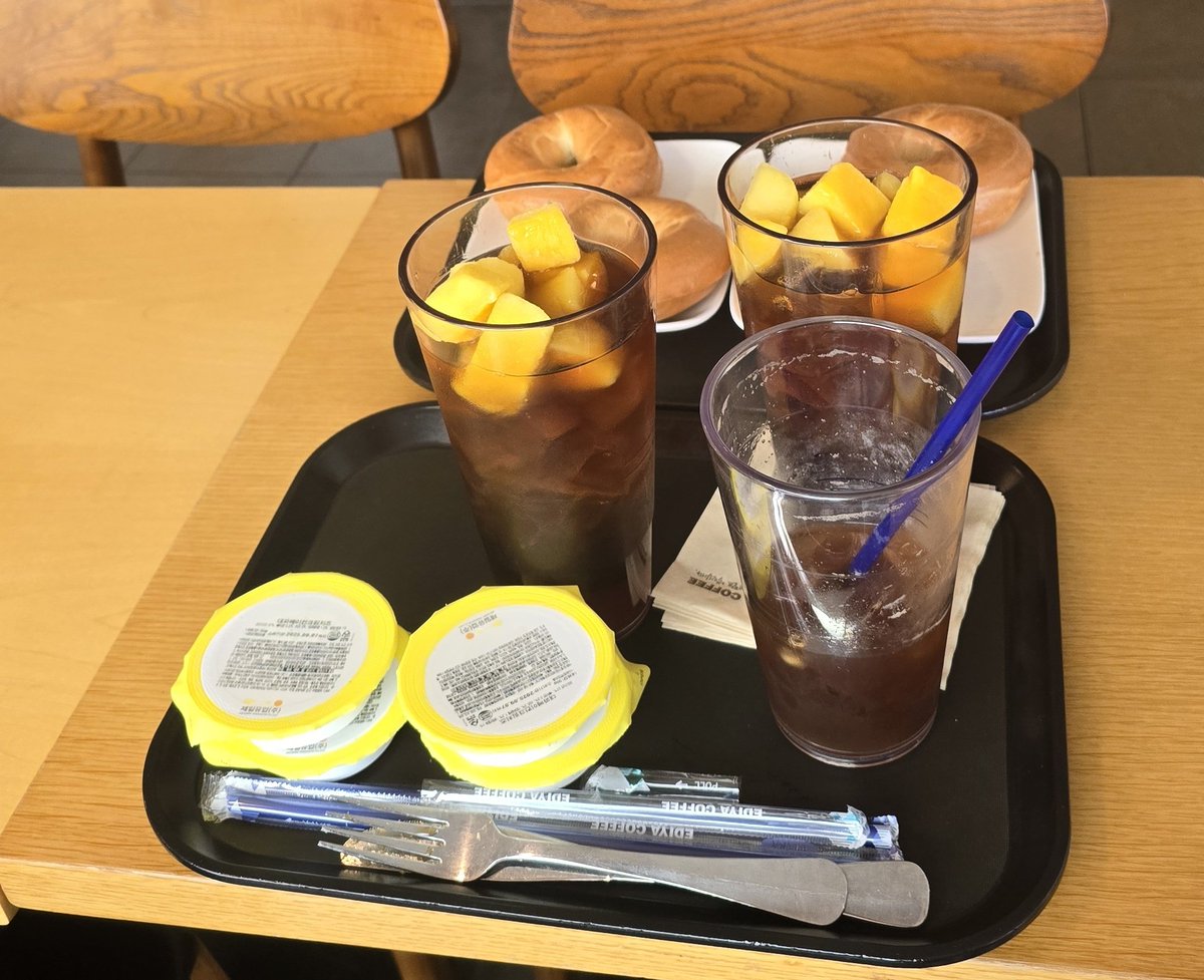 palpal123's tweet photo. #이디야_테스타_출근길프리뷰
크로플 먹다가 정신 차리고 찍은 사진ㅎㅎ... 포카 있는 곳 찾으려고 아침부터 돌아다녔는데 전부 얻었어요! 제 최애는 아현이고요 올클 했으니 콜라보 기간동안 천천히 다 먹어볼게요🫶🫶 https://t.co/cW1mTpdXts