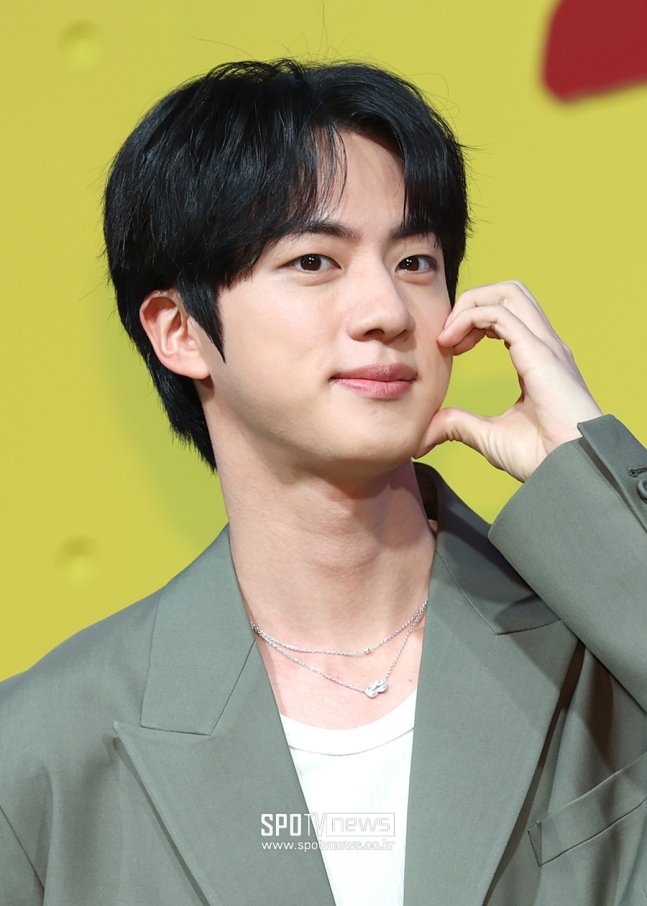 jinnieslamp's tweet photo. 250415 Jin at the Netlix Kian's Bizarre B&amp;B Press Conference

1 https://t.co/5JB4354Rnk
2 https://t.co/IpuL25dQyz

JIN NETFLIX PRESSCON
#JinxKiansBizarreBandB https://t.co/cGEw0RGRyg