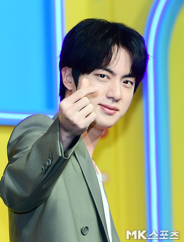 jinnieslamp's tweet photo. 250415 Jin at the Netlix Kian's Bizarre B&amp;B Press Conference

1 https://t.co/5JB4354Rnk
2 https://t.co/IpuL25dQyz

JIN NETFLIX PRESSCON
#JinxKiansBizarreBandB https://t.co/cGEw0RGRyg