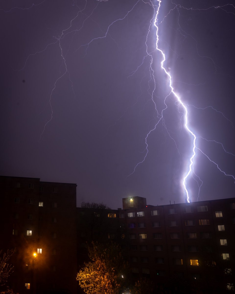 EricOmarp12c's tweet photo. Lightning in Arlington @capitalweather @MatthewCappucci https://t.co/EbiQfPQgsJ