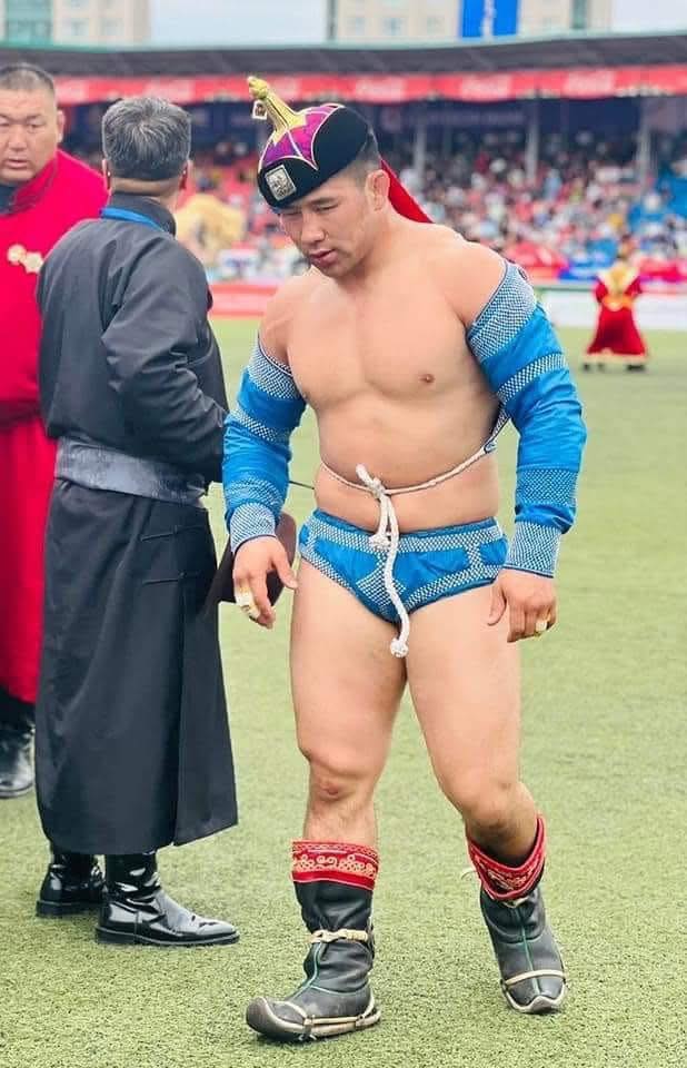 Уг нь дажгүй даруухан харцага гэж бодсон чинь юу вэ сда хүн амьтан заналхийлсэн байна гэрээс нь их хэмжээний буу олдсон байна.
Тэр их буугаар яадын болдоо сда! Хүн буудах гээд байдаг юм болов уу! Эсвэл зэвсгийн наймаа нтр шаадгийн боловуу!