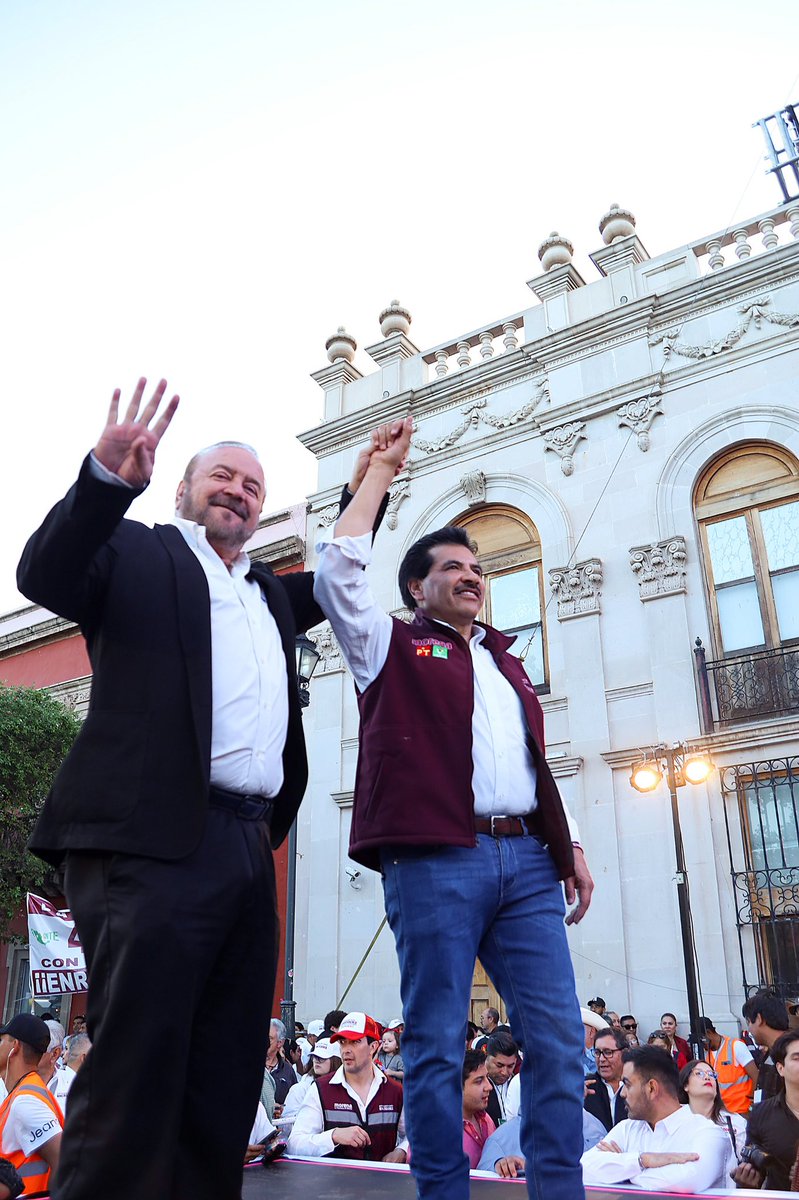 soterosoto's tweet photo. ¡Estoy seguro que con la cuarta transformación y el doctor Enriquez, en Durango construiremos un mejor futuro!
#EsConElDoc
#AMiSíMeImportaDurango https://t.co/7g3LcUCUWv