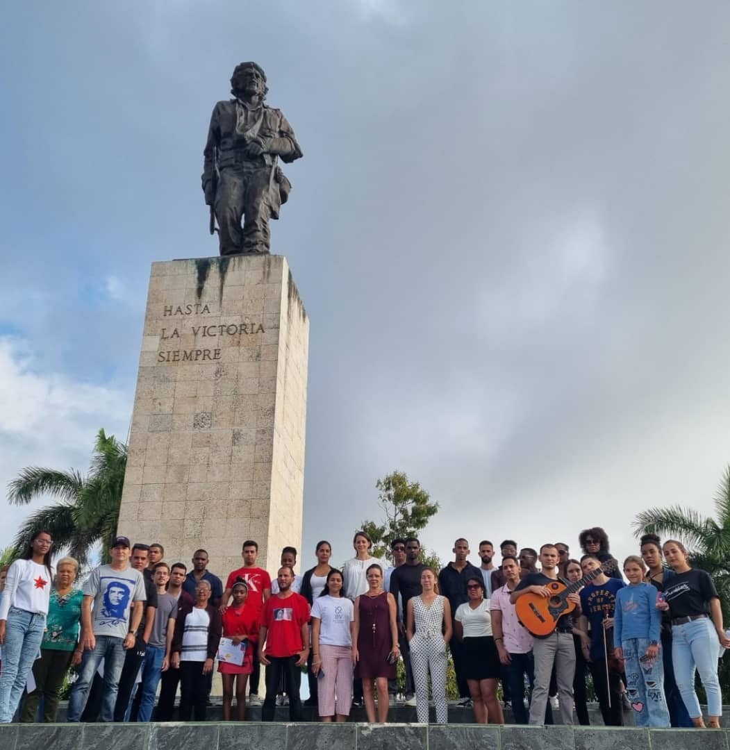 Jóvenes científicos del Centro de Neurociencias, y del <a href="/minint_cuba/">MININT_CUBA</a> rinden tributo al Guerrillero Heróico en Villa Clara. #Cuba #CDRCuba #UnidosXCuba