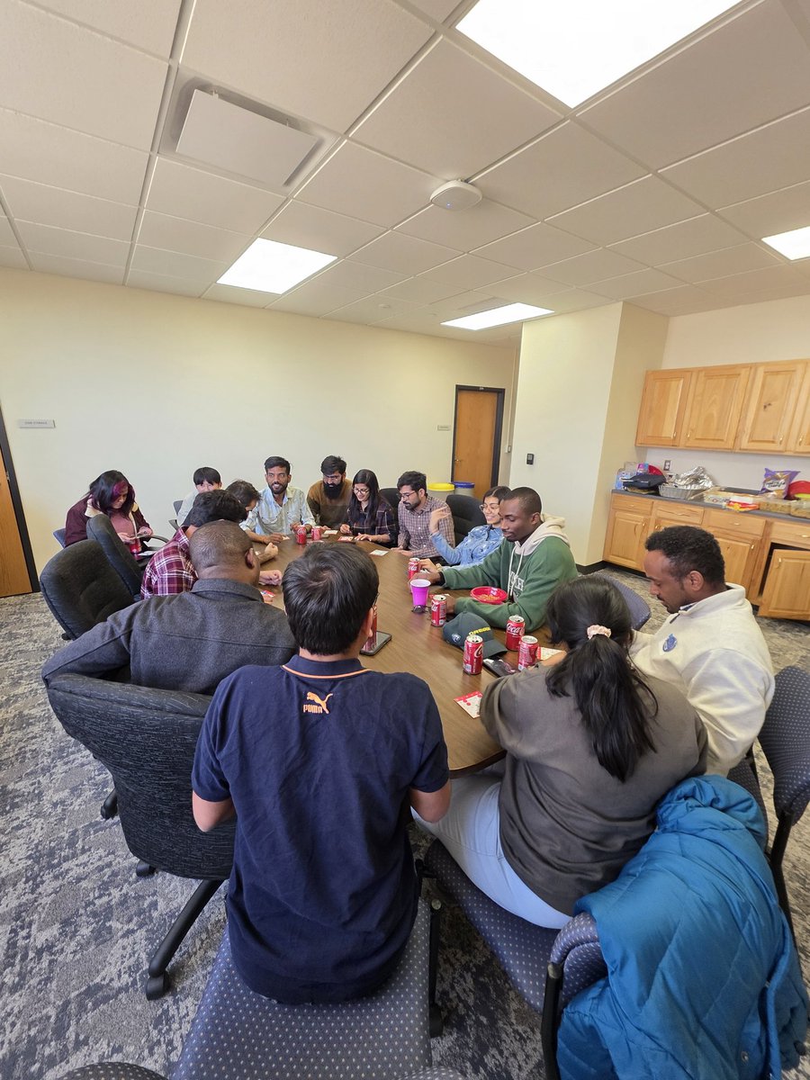 shysol4u's tweet photo. Last week we @plantpath_PD  @ravi_mural  and Sean celebrated graduate appreciation week bringing togather plant protection and genomics groups. A loud shoutout to @sachin_plpath, Israel, @Nikhil8795 and @Riya3591366. Awesome combination of Food,Fun,Gifts &amp; Graduates.@SDStateCAFES https://t.co/EqkQE54eww