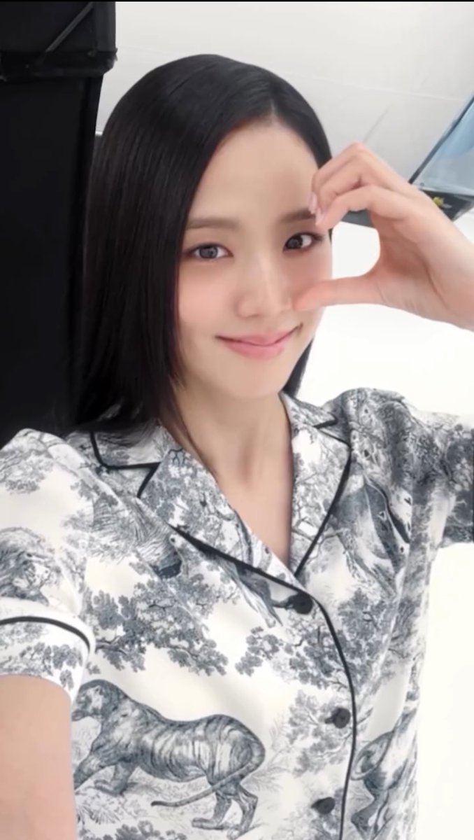 Jisoo_Addict's tweet photo. 250415 | #JISOO x Dior Le Baume and La Mousse Off/On campaign behind the scenes.
@officialBLISSOO #Blackpink #AMORTAGE #Earthquake #Flower #DiorLeBaume https://t.co/l7Yvr1Qsr8
