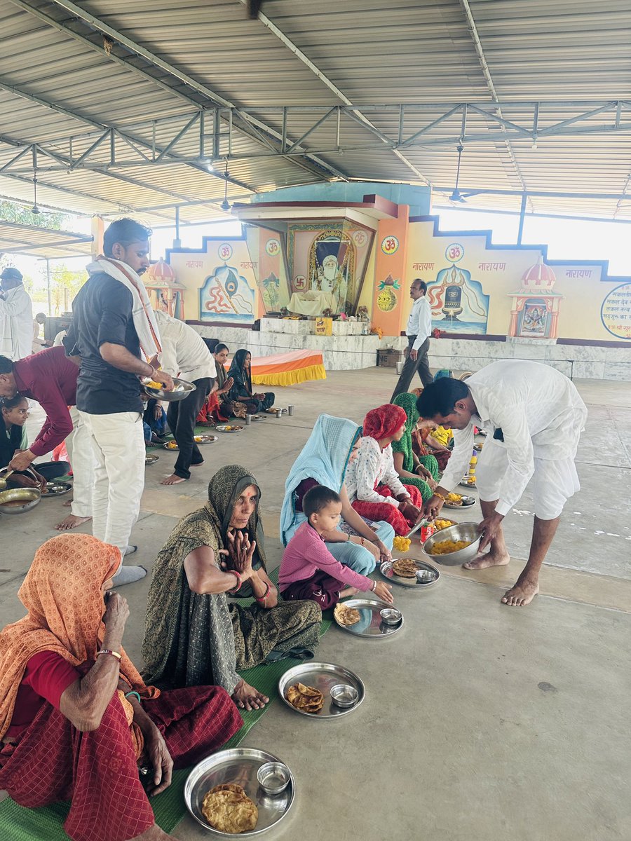 Ashram_Susner's tweet photo. परम पूज्य संत श्री आशारामजी बापू आश्रम, सुसनेर(म.प्र) में चैत्री पूर्णिमा के पावन अवसर पर ग्राम- शत्रुखेड़ी समिति की ओर से भंडारे का आयोजन रखा गया। जिसमें श्री आशारामायण पाठ, भजन-कीर्तन, पादुका पूजन, महाआरती एवं भंडारे का कार्यक्रम हुआ।

https://t.co/8G3jCC9xbb https://t.co/IYex1ZeWxn
