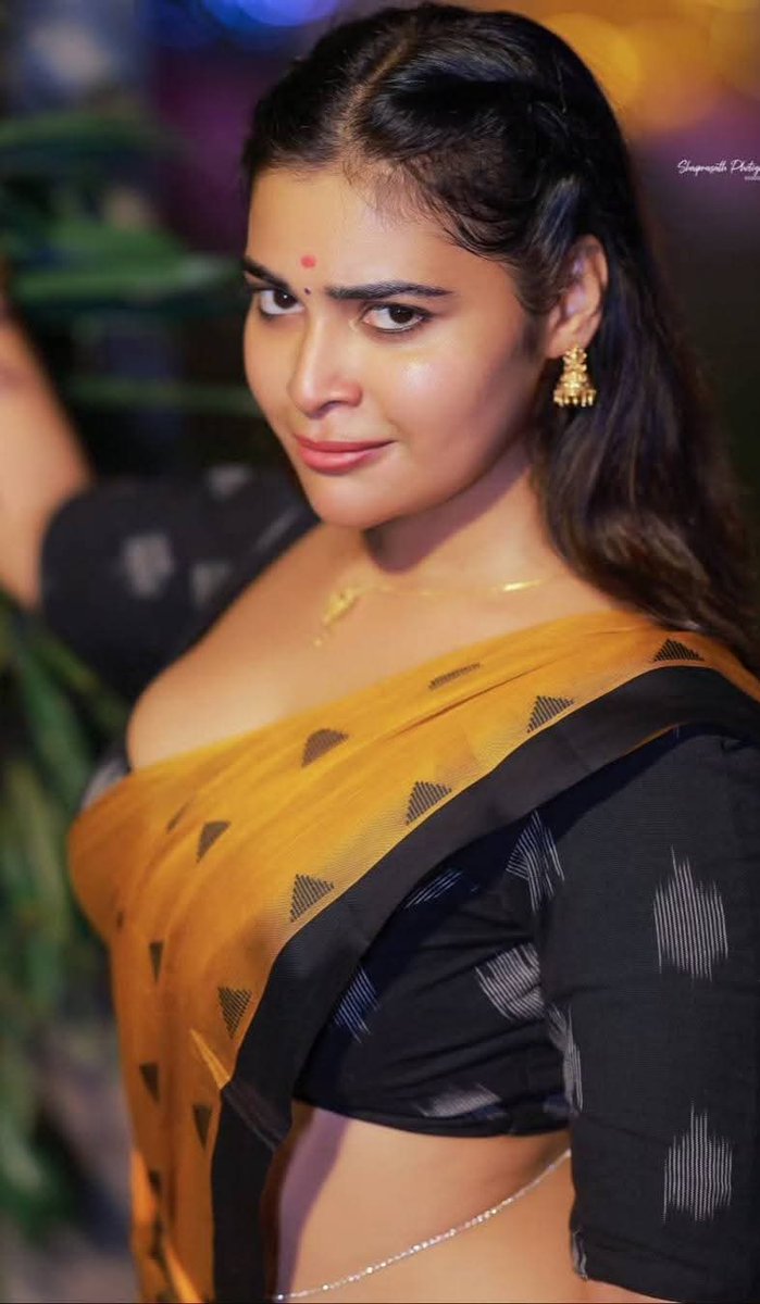 Charlie130981's tweet photo. Kudumba kuthuvelaku 🤤🥵💋🤤
#DarshaGupta
#wife #sareelove
#navel #lowhip
#IPL2025 https://t.co/s0pAOd8w0E