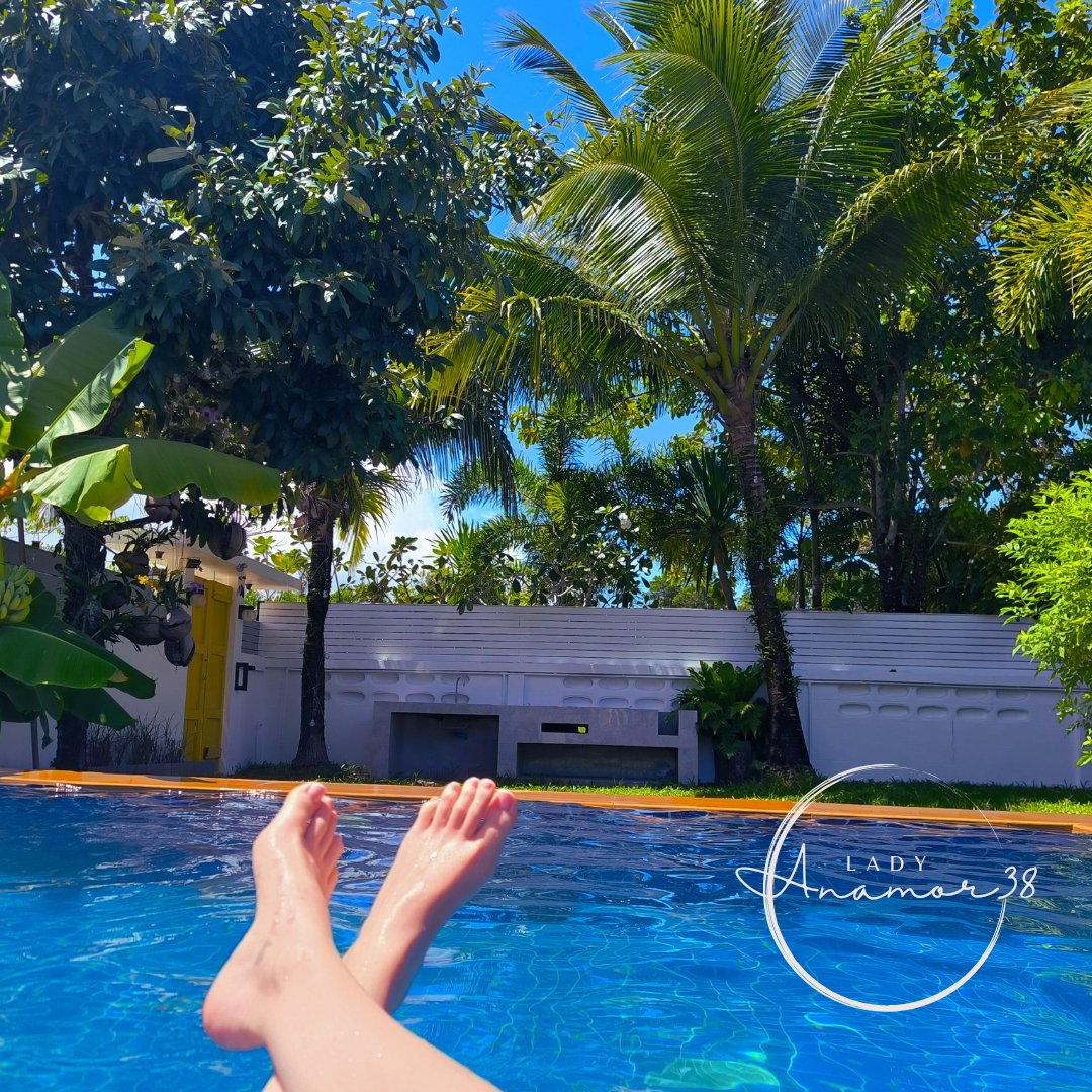 Füße im Wasser, Blick auf Palmen – genau so sieht Glück für mich gerade aus. Einatmen, ausatmen und einfach nur den Moment genießen. 🇹🇭👣🌴☀️

Ab nächster Woche bin ich für meine TREUEN #Sklaven &amp; #Sissys wieder da🥰

#swissfeet #SwissLady #findom #geldherrin #cashqueen