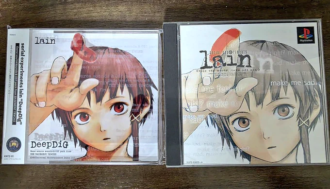 lainのCD風アクリルブロック届いたのを開けた。なんとこれ、PS版lainの実物パッケージでトリミングされた襟元の部分が写ってるんですよ。ここがちゃんと見えてるのはPS版発売直後の電撃PlayStationに掲載された広告だけだったので、実に26年半ぶりにお出しされた首元…… 