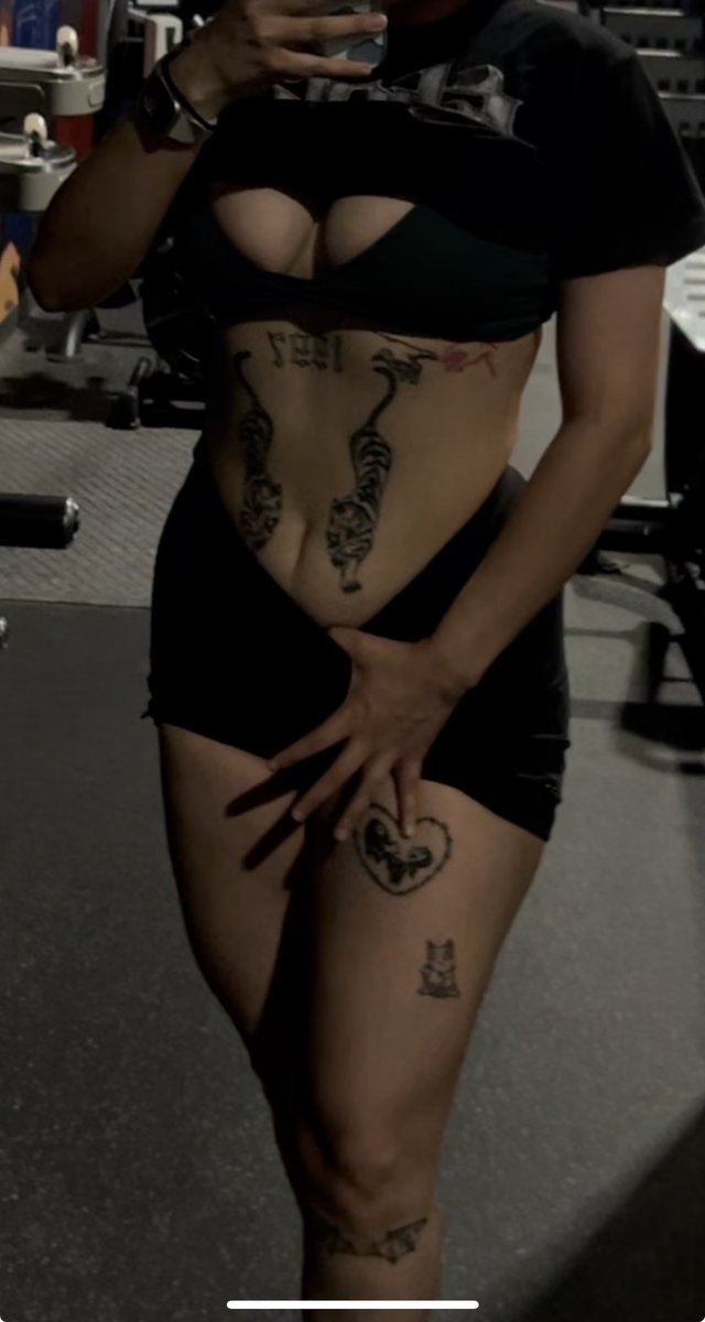Angieebee__'s tweet photo. #NoAbs but still buff and sexy https://t.co/KEfzYECd5V