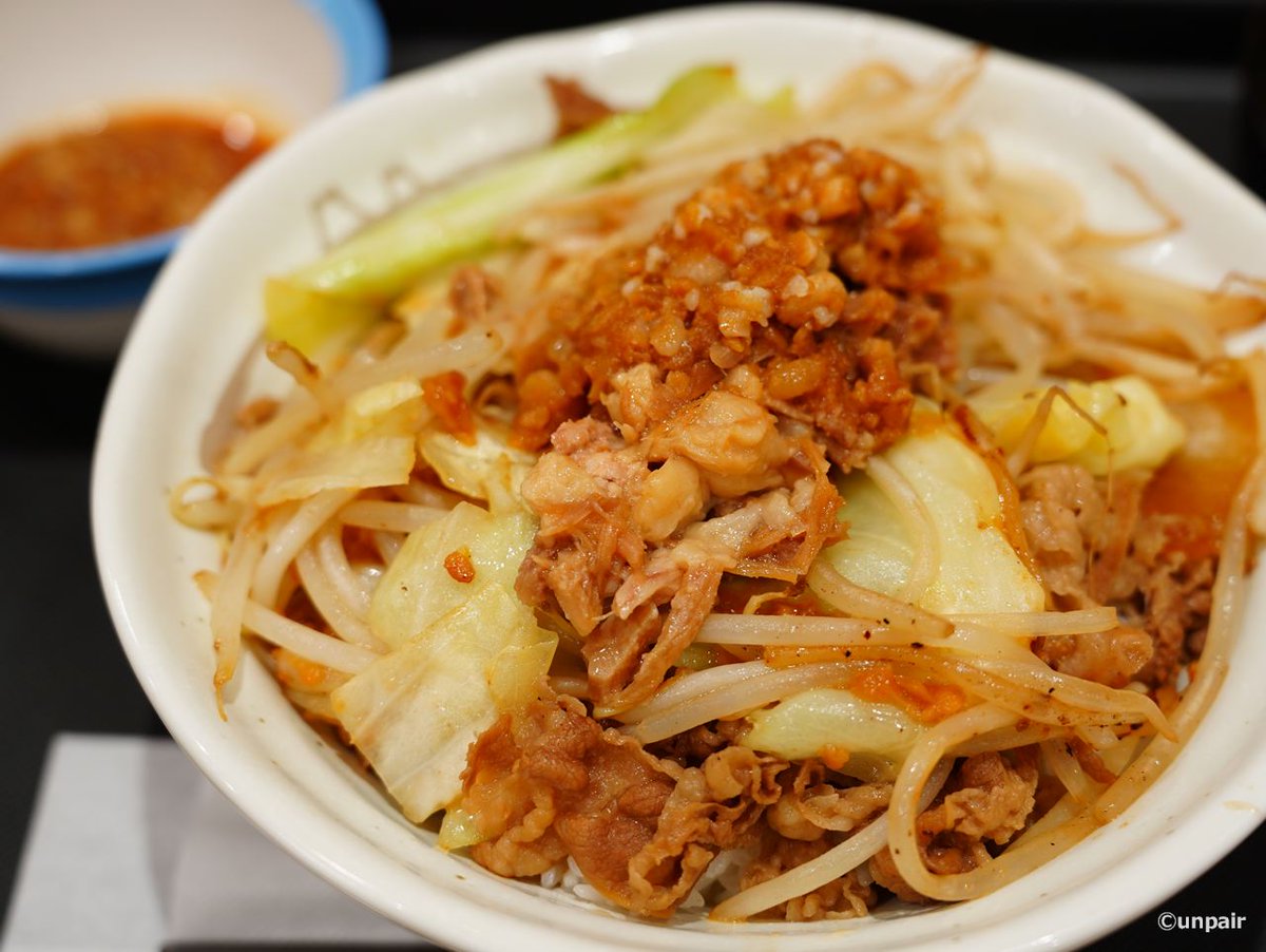 ccc10chihiro's tweet photo. 野菜多め、超味濃いめ、にんにく強め！二郎系牛丼？？ニンニク野菜牛めし＠松屋【ちひログ】 
https://t.co/afpOJWRkcd https://t.co/ylagPN0joM