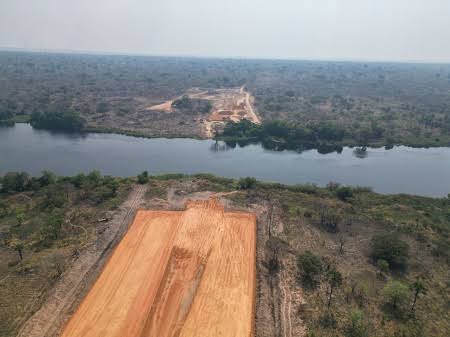 Le projet de construction de la route-pont Kasomeno–Kasenga–Chalwe–Mwenda représente un levier stratégique pour fluidifier les échanges et dynamiser l’économie de l’espace Grand Katanga.

Ce projet, qui relie la RDC à la Zambie, a pour avantage de réduire de 380 km la distance