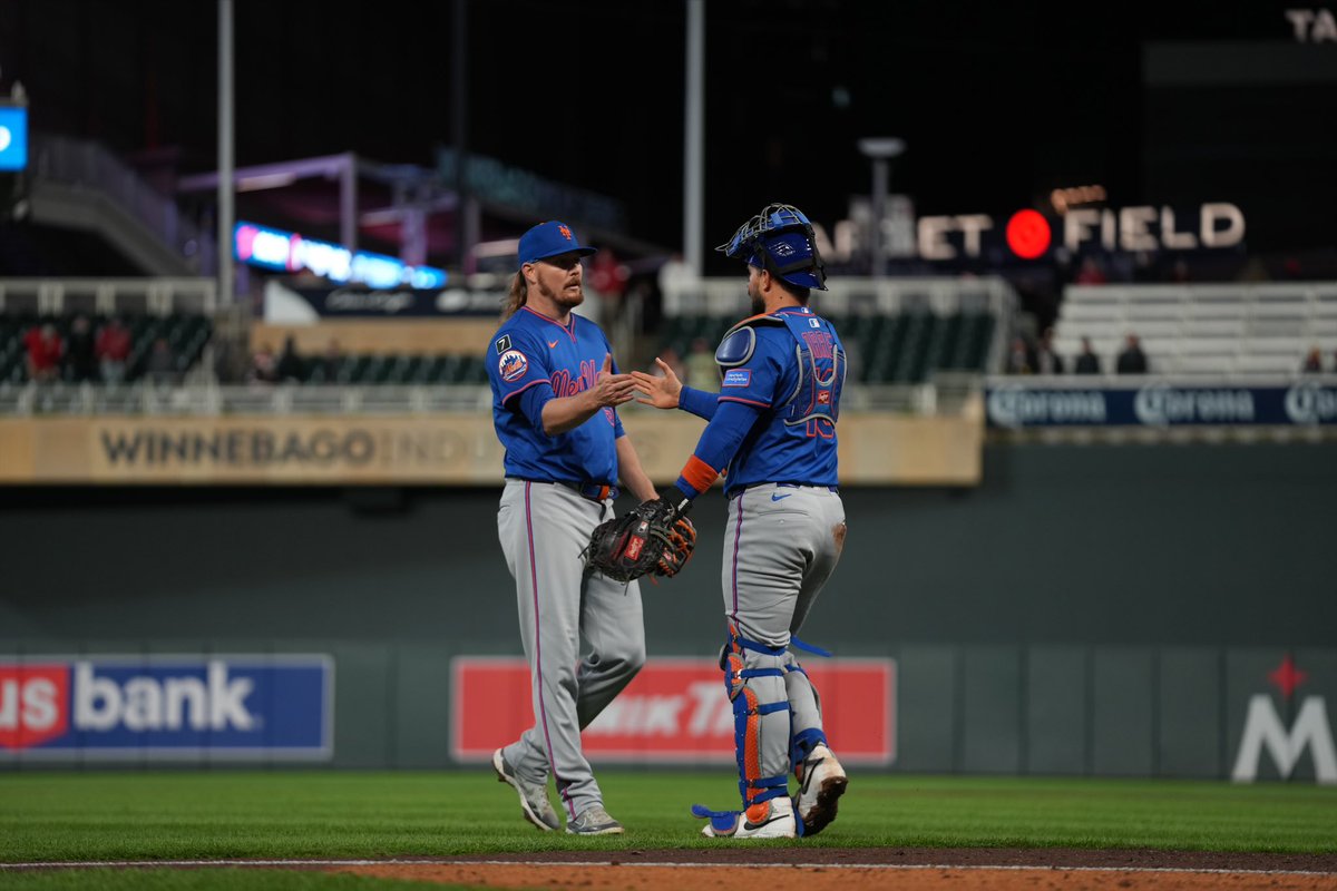 Mets's tweet photo. Stanek 🤜🤛 Torrens 

#MetsWin | #LGM https://t.co/PRSSMpiv0k