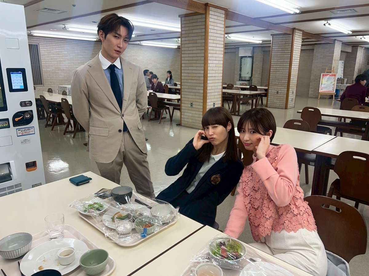 ✨👩‍🏫#神説教オフショット📸✨ 可愛いポーズ💓の静と聖羅を 冷ややか