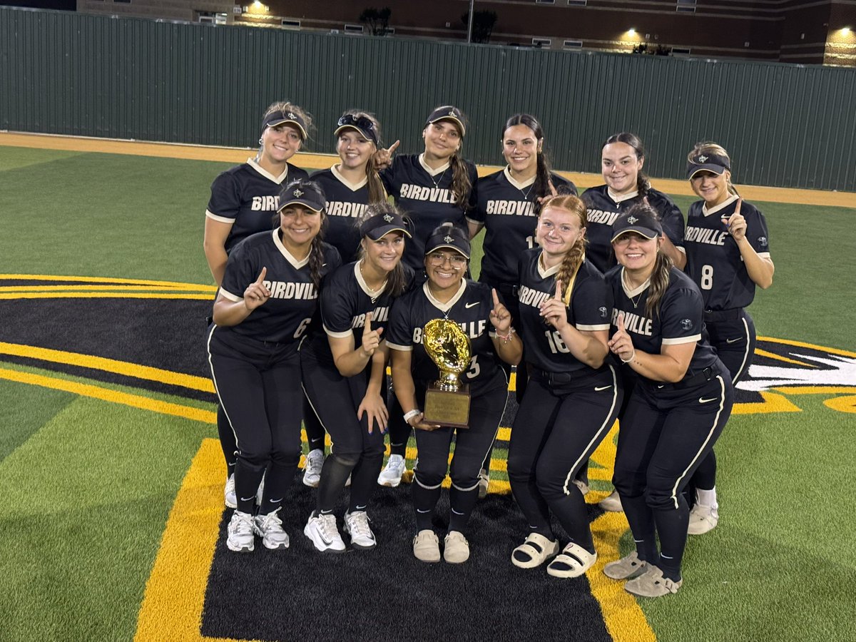 BHSHawkSoftball's tweet image. District Champs! Proud of the team effort these girls show daily! #3ft