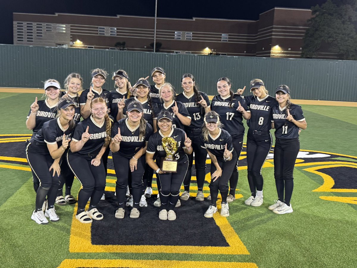 BHSHawkSoftball's tweet image. District Champs! Proud of the team effort these girls show daily! #3ft