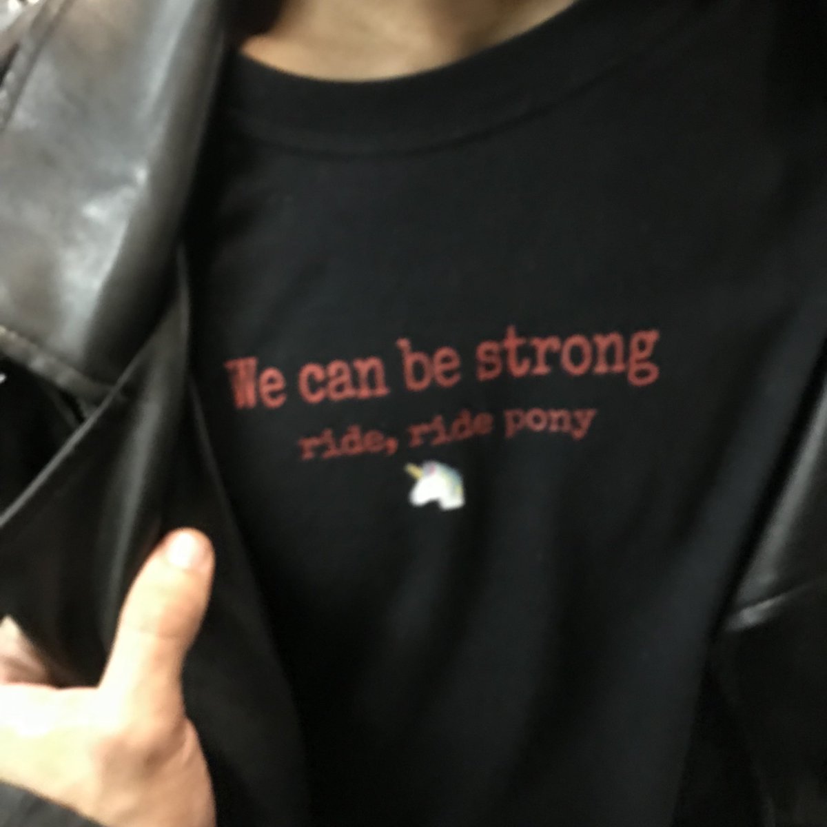 is3llie's tweet photo. Eu e meu amor @ que fizemos essa camiseta p lembrarmos de sermos fortes e seguir no caminho do amor. 🫶🏼🦄 ride, ride pony https://t.co/pTWCJ16oa3